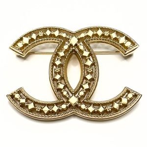AUTHENTIC Chanel Gold CC Brooch. 15C Dubai Cruise Collection